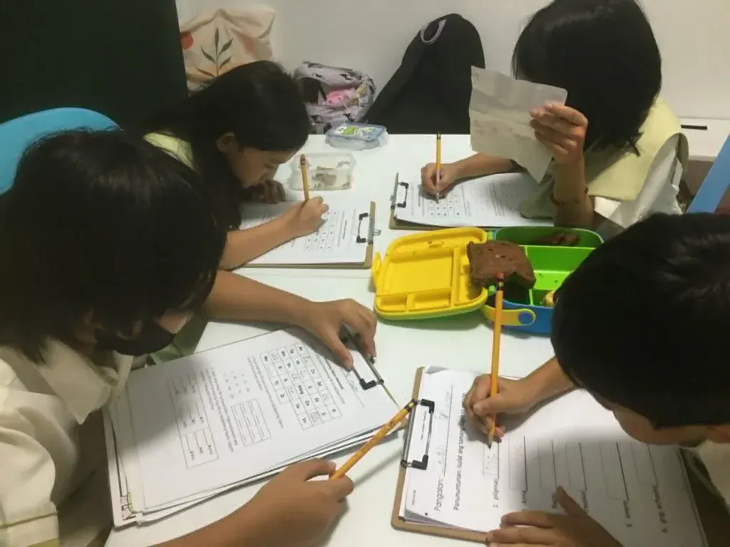 Kids working together on a Filipino lesson at Teacher Jan's Place